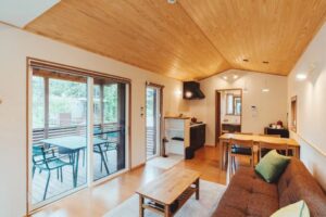 コムドット運動会 赤組が堪能した高級グランピング施設を徹底解剖!